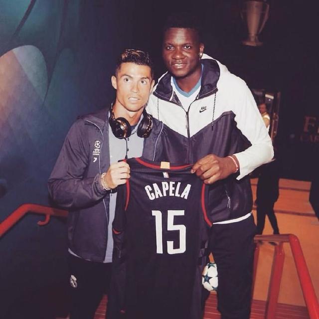 汉堡官方：格拉策尔右大腿肌肉纤维撕裂，将缺阵今年剩余比赛（汉堡官宣：格拉策尔右大腿肌肉纤维撕裂，无缘今年剩余所有比赛）