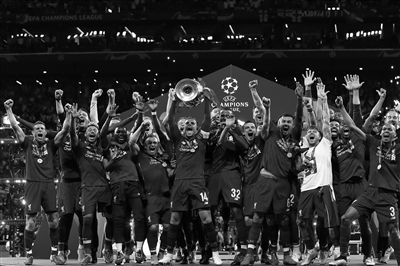 纽卡球迷在基地附近拉横幅：伊萨克是只纯粹的老鼠