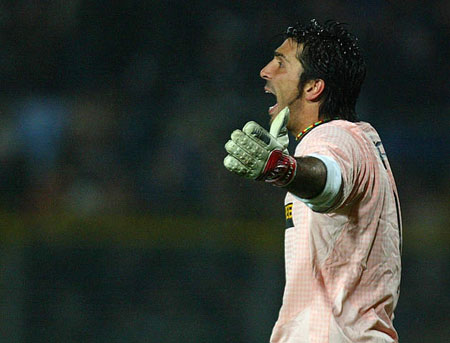 追梦发问什么比感恩节大餐更糟糕？网友：球队老将揍年轻队友（追梦发问：还有比感恩节大餐更糟的吗？网友：球队老将暴打新秀）