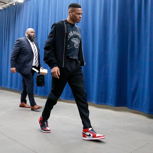 足球中超球队旅程曝光，航班延误引不满（中超球队行程曝光，航班延误惹不满）