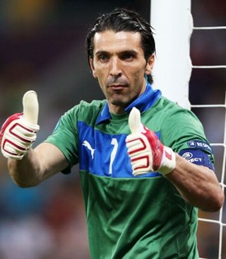 凯恩：点球前我确实碰到了对手的脸；拜仁之前杯赛成绩不理想（凯恩：主罚点球前确实碰到对方面部；拜仁此前杯赛表现不佳）