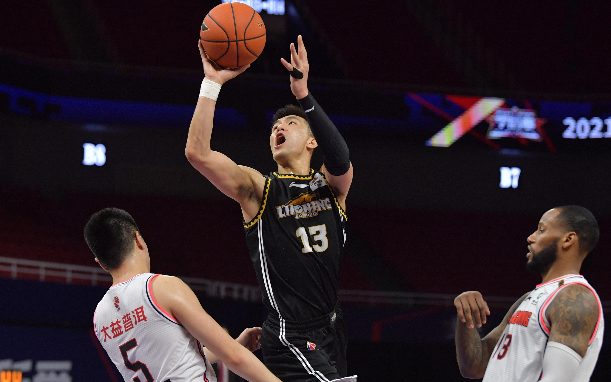 中超强队国安在亚冠被越南绝杀，国脚表现低迷，暴露中国足球实力与管理问题。（亚冠赛场国安遭越南队补时绝杀，国脚低迷凸显中国足球实力与管理短板）