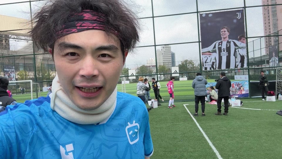 他用表现锁定胜局（凭借出色发挥锁定胜利）