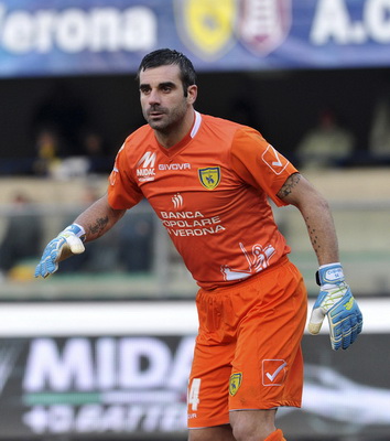 马德里在NFL引发的流亡和风暴后重返家园（历经NFL风波与流亡 马德里终返故里）