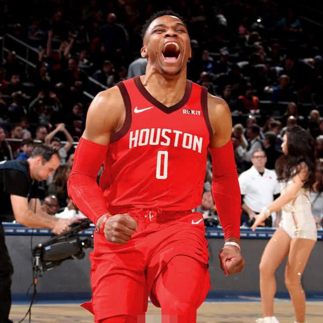 “苏超”冠军的排面，泰州市委书记和市长更衣室祝贺泰州夺冠（泰州问鼎苏超，市委书记、市长走进更衣室致贺）