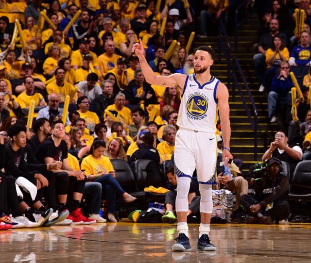 欧冠决赛用球谍照：包含白+深紫，灵感来自举办城市布达佩斯（欧冠决赛用球曝光：白+深紫配色，设计灵感源自主办城市布达佩斯）